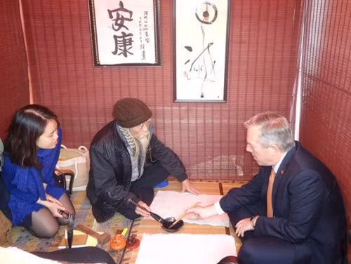 Cuộc gặp mặt diễn ra trong thân tình, vui vẻ. Được biết, trước đây ông Osius từng học viết thư pháp với thầy Lược.