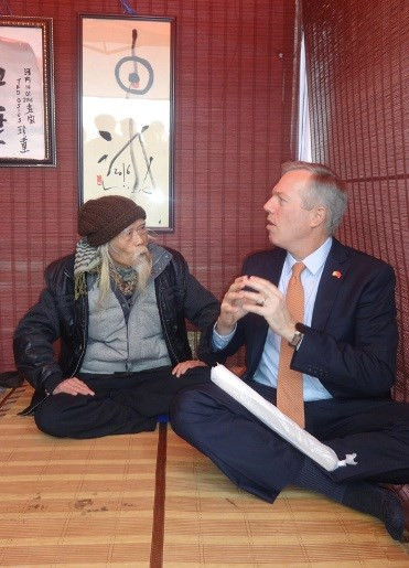 Trước khi kết thúc buổi viết thư pháp, ngài đại sứ Hoa Kỳ gửi lời cảm ơn đến thầy Lược, đến toàn thể mọi người. Đồng thời, ngài đại sứ cũng chúc mọi người, mọi nhà một năm mới bình an và khỏe mạnh.