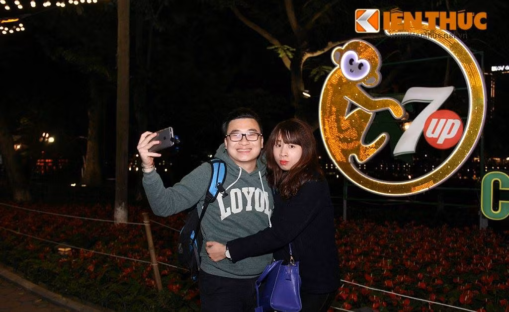 Tranh thủ tạo dáng, ghi lại những khoảnh khắc ngọt ngào trước thềm năm mới.