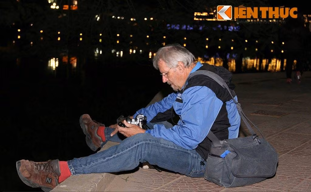 Một du khách nước ngoài cũng chọn cho mình vị trí thuận lợi ngồi chờ chụp ảnh pháo hoa.