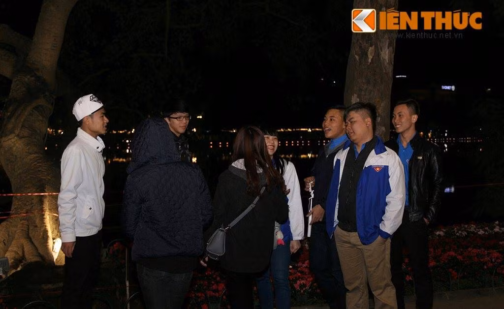 Ngay từ rất sớm, nhiều người dân Thủ đô đã kéo nhau về khu vực Hồ Gươm để chuẩn bị đón xem màn pháo hoa ừng năm mới.