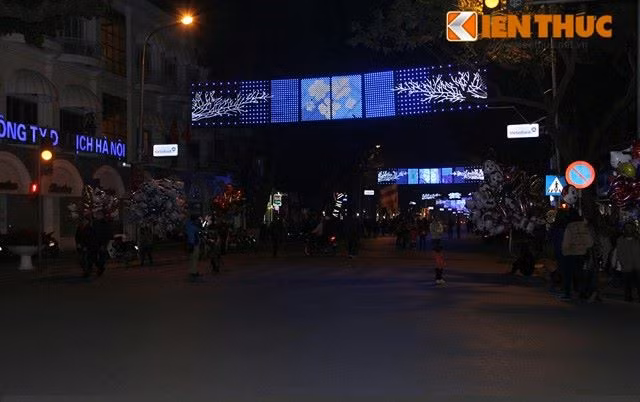 Khu vực phố Bà Triệu - Hàng Khay. Ảnh chụp lúc 23h20. Ảnh: Anh Tú.