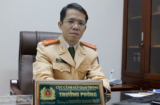 Trung tá Nguyễn Quang Nhật - Trưởng phòng Tuyên truyền (Cục CSGT) trả lời phỏng vấn Zing.vn. Ảnh: Trung Phan.