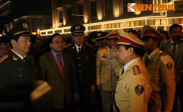 Lực lượng CSGT báo cáo tình hình giao thông đêm giao thừa cho Bí thư Hoàng Trung Hải và Bộ trưởng Trần Đại Quang.