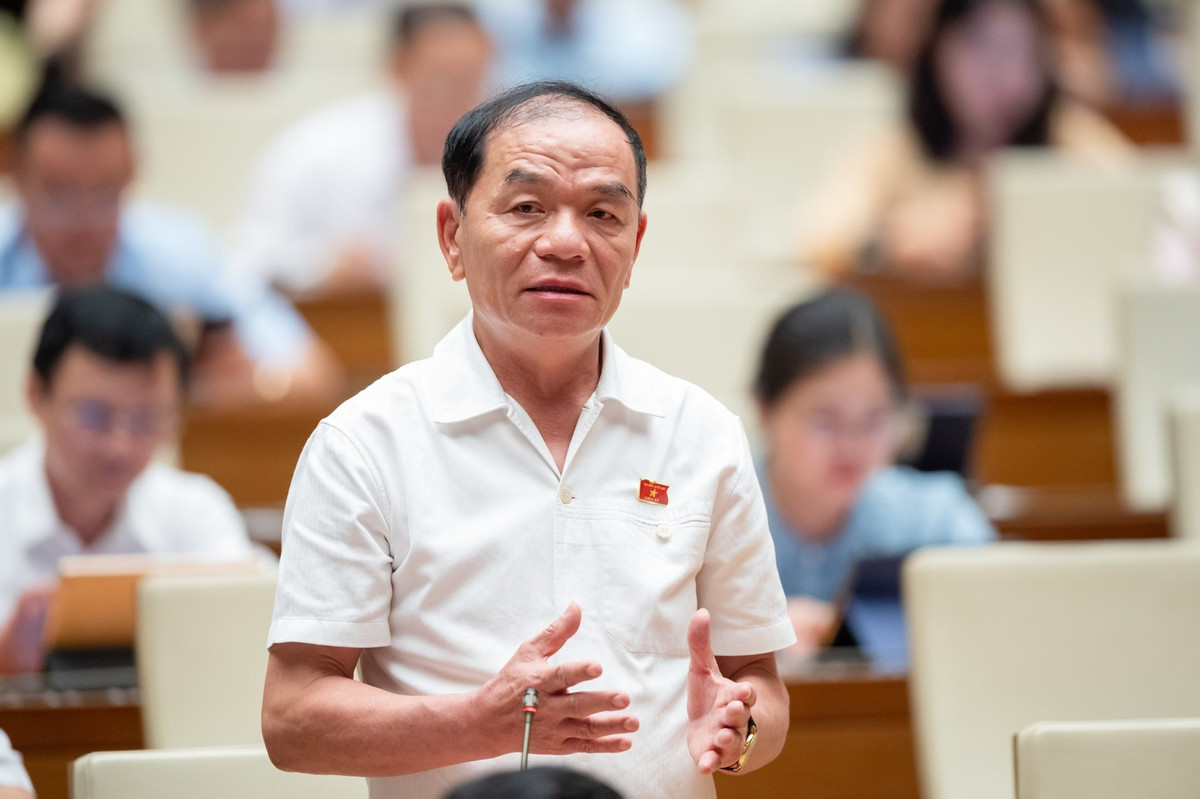  Cần xác lập hệ thống y tế quốc gia trên cơ sở hệ thống y tế công lập và y tế tư nhân: Đại biểu Lê Thanh Vân - Đoàn ĐBQH tỉnh Cà Mau kiến nghị cần xác lập một hệ thống y tế quốc gia trên cơ sở hệ thống y tế công lập và tư nhân. Ông cho rằng, nếu thành lập hệ thống y tế quốc gia thì cần quan tâm việc đan xen và kết hợp 3 cấp khám và điều trị: Khám, chữa bệnh ban đầu lấy y tế cơ sở, trạm y tế làm trụ cột, cộng với y tế gia đình, các phương thuốc gia truyền và lương y ở các khu vực. Thứ hai, tiêu chuẩn hóa các cơ sở khám chữa bệnh tư nhân và công lập, không có sự phân biệt giữa y tế tư nhân và y tế công lập. Cơ chế tài chính cho các cấp khám, chữa bệnh.