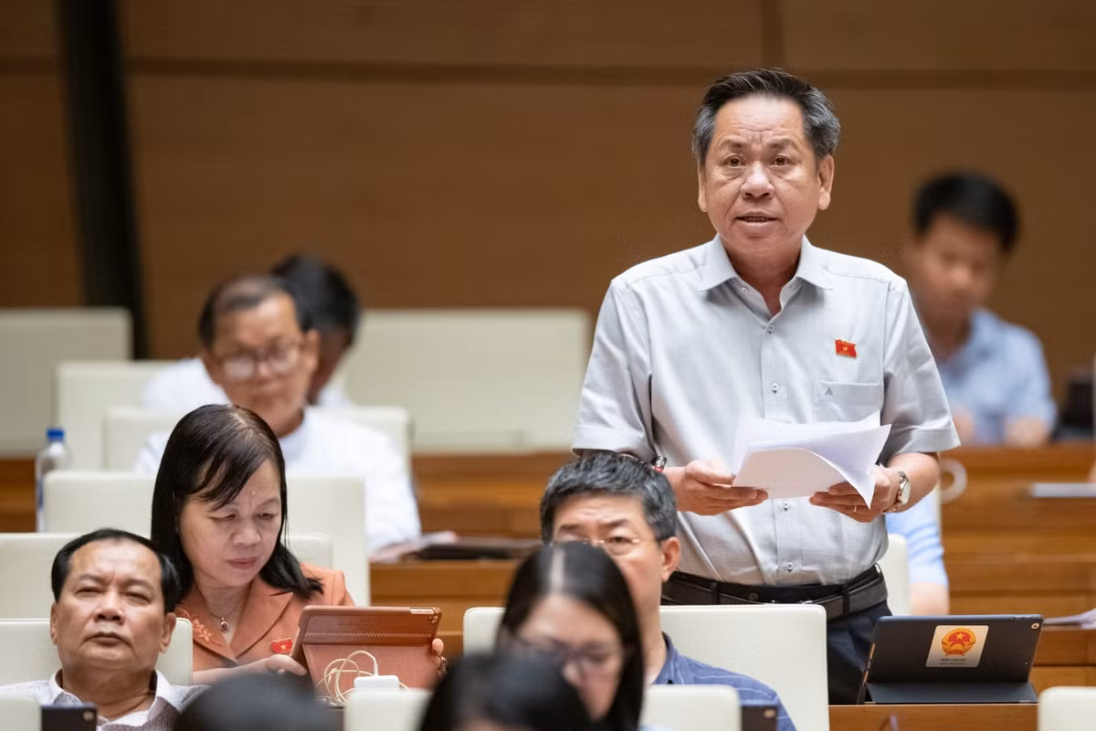  Căn bệnh “sợ trách nhiệm” đang lây lan từ ngành y sang các ngành khác: Đại biểu Trần Văn Sáu - Đoàn ĐBQH tỉnh Đồng Tháp lo ngại căn bệnh “sợ trách nhiệm”, thu mình lại, thụ động, ngại đưa ra quyết định đang lây lan từ ngành y sang những ngành nghề khác và cho rằng, đây là vấn đề rất cần được quan tâm và phải xem xét nhiều chiều. Đại biểu đề nghị Quốc hội cần có cơ chế để người có thẩm quyền đánh giá hành vi người khác cần áp dụng luật để phán xét làm cho cái hợp pháp thực sự là hợp tình và hợp lý.