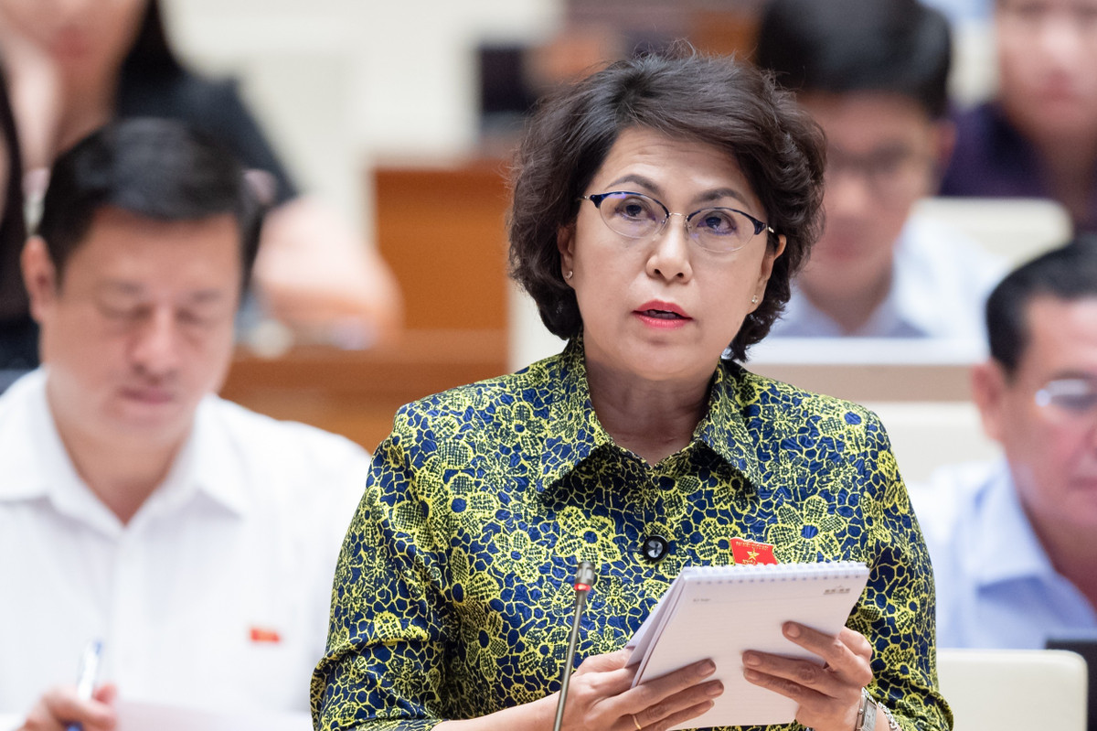  Cần có những quy định vinh danh nghĩa cử cao đẹp trong chống dịch: Đại biểu Tô Thị Bích Châu - Đoàn ĐBQH TP HCM đề nghị cần rà soát, mở rộng để có những quy định vinh danh những hành động đột xuất, những nghĩa cử cao đẹp, ủng hộ tài lực, vật lực, những tổ chức, cá nhân, đơn vị, doanh nghiệp chắt chiu đóng góp ủng hộ cho các nguồn quỹ chống dịch, chăm lo cho hệ thống y tế hoặc các túi an sinh cho người dân.