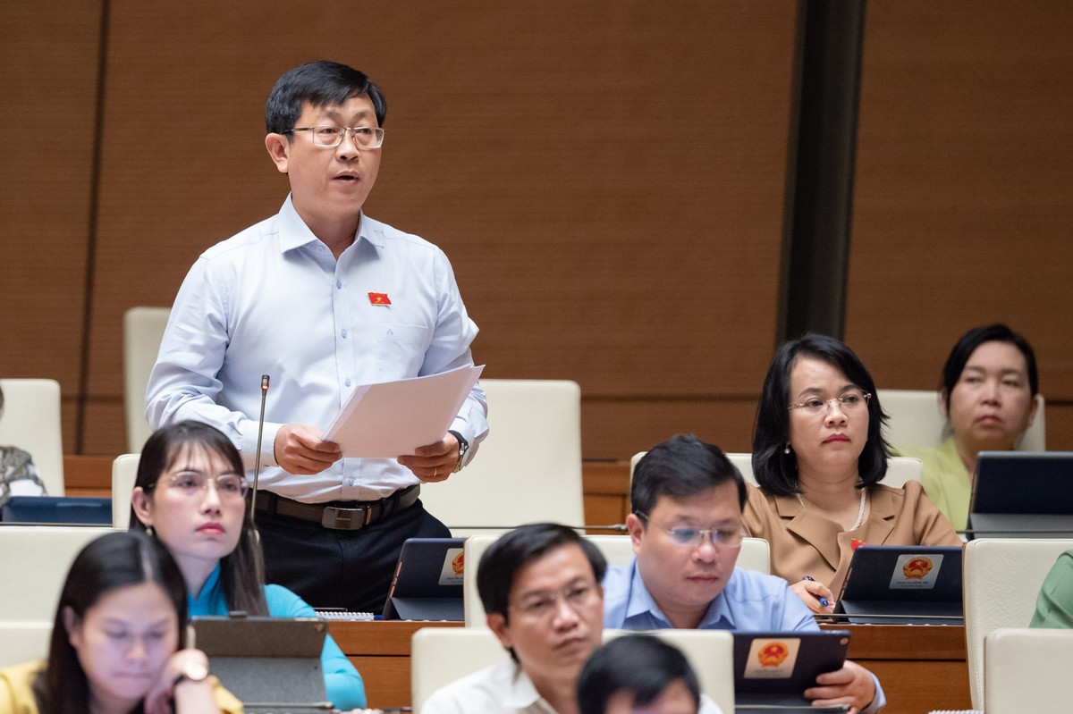  Qua đại dịch, thấy rõ hơn lòng tham một số người: Đại biểu Nguyễn Hữu Thông (Đoàn Bình Thuận) cho rằng, qua đau thương, mất mát, chúng ta thấy được tinh thần đoàn kết, yêu thương của con người Việt Nam, “lá lành đùm lá rách”, “chia sẻ ngọt bùi”. Tuy nhiên, qua dịch COVID-19 chúng ta thấy rõ hơn lòng tham của một số người, kể cả những người có chức, có quyền đã lợi dụng sự mất mát, đau thương của người dân, của đất nước để cấu kết làm trái quy định pháp luật, làm giàu bất chính và thực tế đã bị pháp luật nghiêm trị.