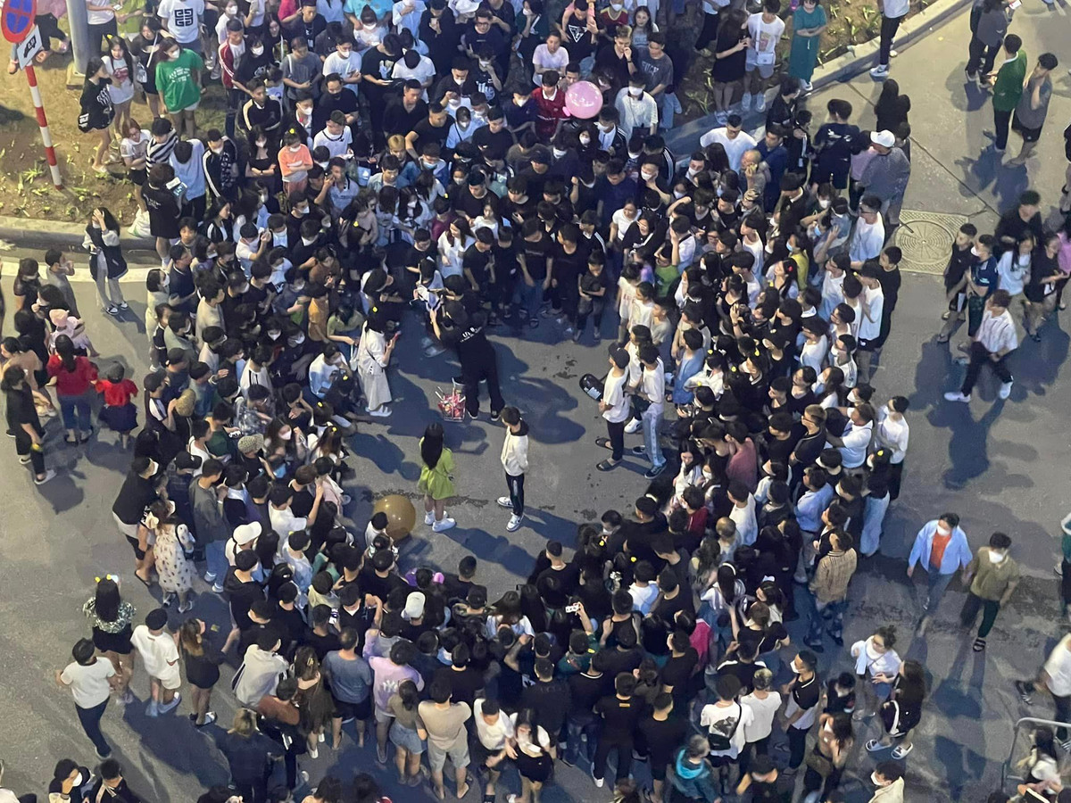 Đặc biệt màn ghép đôi khiến nhiều bạn trẻ quan tâm. Dự kiến, cuối tuần tới (ngày 6-7/5) tại phố đi bộ, chợ đêm Bạch Đằng sẽ diễn ra các hoạt động trải nghiệm nghề truyền thống, giao lưu khiêu vũ, các xu hướng của giới trẻ, thư pháp, vẽ chân dung…