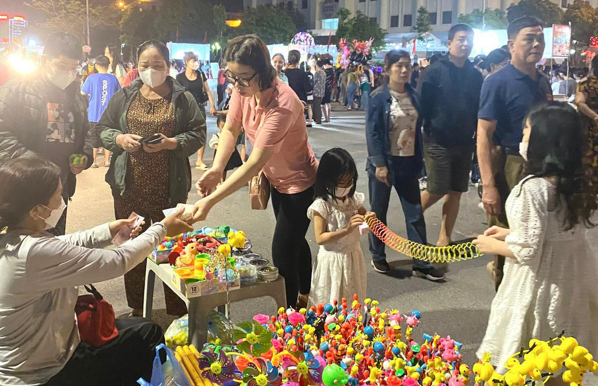 Những hàng quán bán tò he được các em nhỏ yêu thích.