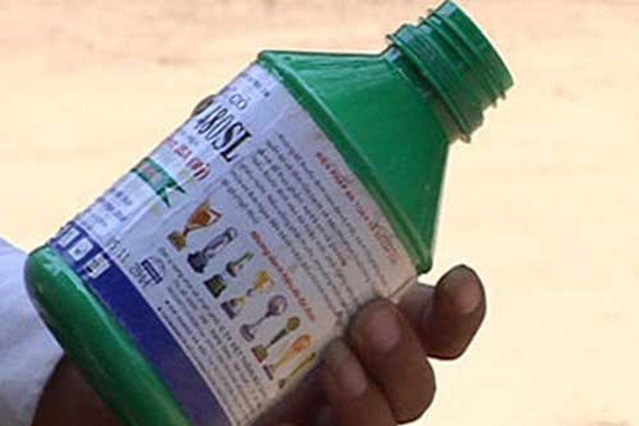 Nghịch tử đổ thuốc sâu đầu độc cha mẹ do bị ngăn cản yêu đương Nghich tu do thuoc sau dau doc cha me do bi ngan can yeu duong