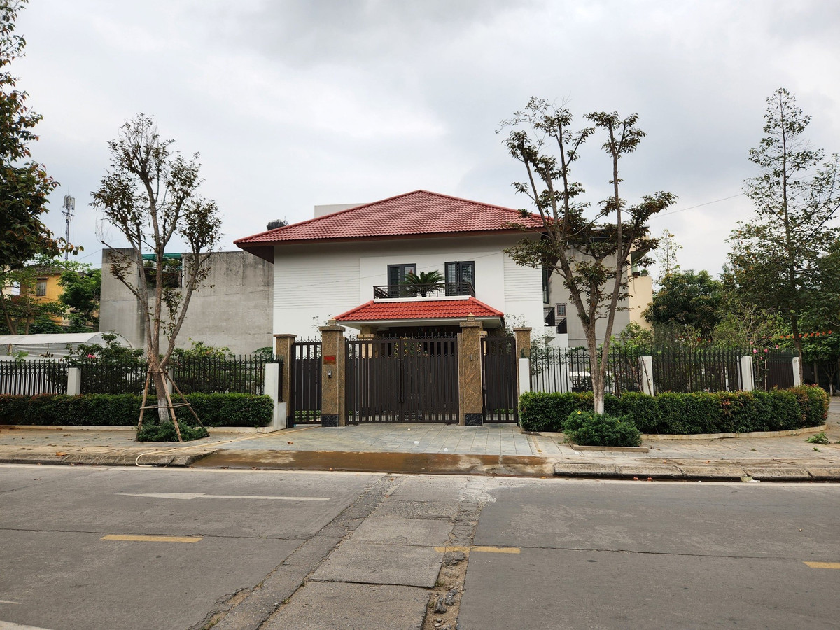 Dư luận cho rằng: cơ quan chức năng sẽ làm rõ cựu cán bộ, công chức đang đứng tên nhiều nhà đất như vậy có nguồn gốc như thế nào, tài sản này có phải là thu nhập hợp pháp theo quy định của pháp luật hay không. Nguồn gốc những tài sản này có phải từ giao dịch tặng cho tài sản từ các tổ chức cá nhân khác như những thông tin dư luận hiện nay hay không để xem xét xử lý theo quy định của pháp luật.