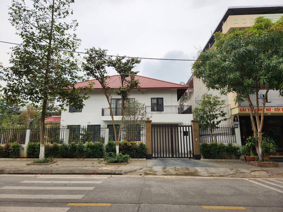 Theo nguồn tin, cựu Bí thư Tỉnh uỷ Lào Cai Nguyễn Văn Vịnh đã nhận chuyển nhượng 2 thửa đất ở phố Phú Thịnh, phường Bắc Cường, TP Lào Cai (có diện tích 240 m2/thửa) của Công ty đầu tư xây dựng các công trình. Sau đó, trong ngày 2/6/2015, ông Vịnh đã chuyển nhượng quyền sử dụng 2 thửa đất nêu trên cho ông L.V.S, ở TP Lào Cai. Thửa đất thứ 7 có diện tích 100 m2 ở phường Cốc Lếu, TP Lào Cai. Thửa đất này được cấp theo Quyết định số 504/QĐ-QHXD ngày 9/6/1993 của UBND tỉnh Lào Cai. (Ảnh: Sức khỏe và Đời sống)