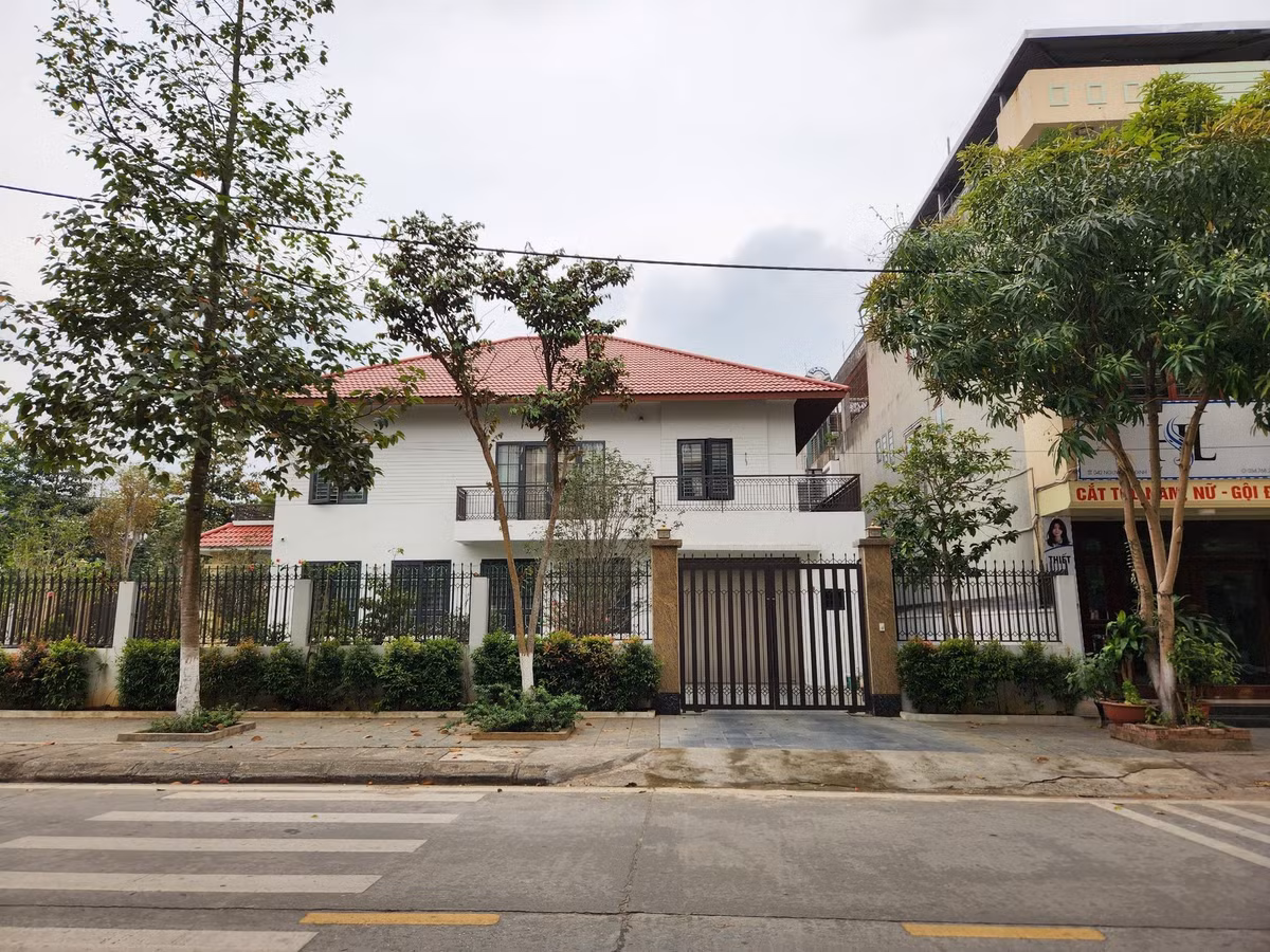 Theo nguồn tin, cựu Bí thư Tỉnh uỷ Lào Cai Nguyễn Văn Vịnh đã nhận chuyển nhượng 2 thửa đất ở phố Phú Thịnh, phường Bắc Cường, TP Lào Cai (có diện tích 240 m2/thửa) của Công ty đầu tư xây dựng các công trình. Sau đó, trong ngày 2/6/2015, ông Vịnh đã chuyển nhượng quyền sử dụng 2 thửa đất nêu trên cho ông L.V.S, ở TP Lào Cai. Thửa đất thứ 7 có diện tích 100 m2 ở phường Cốc Lếu, TP Lào Cai. Thửa đất này được cấp theo Quyết định số 504/QĐ-QHXD ngày 9/6/1993 của UBND tỉnh Lào Cai. (Ảnh: Sức khỏe và Đời sống)