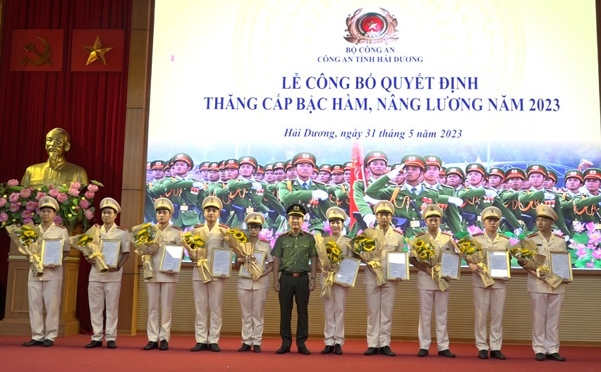 GĐ Công an tỉnh Hải Dương cùng hơn 1000 cán bộ được thăng cấp bậc hàm - Hình 3 GD Cong an tinh Hai Duong cung hon 1000 can bo duoc thang cap bac ham-Hinh-3