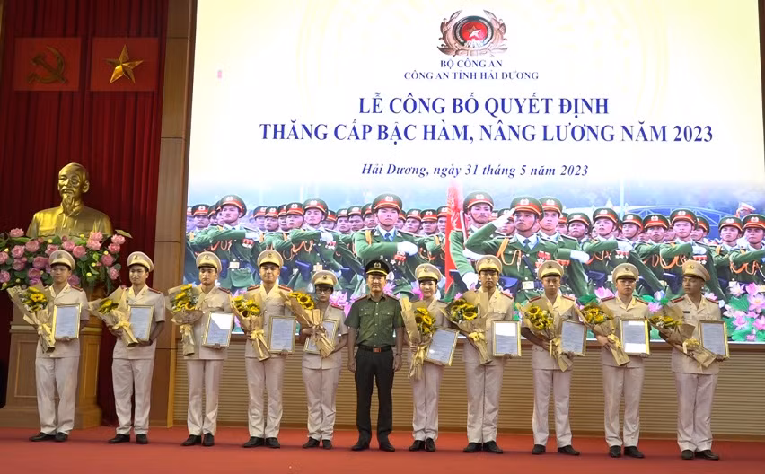 GD Cong an tinh Hai Duong cung hon 1000 can bo duoc thang cap bac ham-Hinh-3