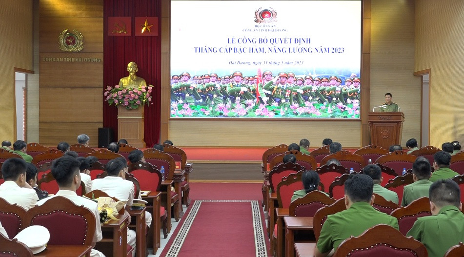 GĐ Công an tỉnh Hải Dương cùng hơn 1000 cán bộ được thăng cấp bậc hàm GD Cong an tinh Hai Duong cung hon 1000 can bo duoc thang cap bac ham