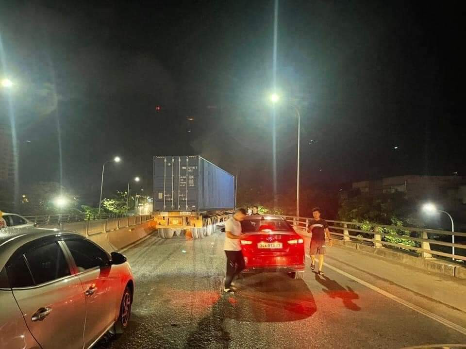 Hai Phong: Nguyen nhan vu va cham voi container, 3 thanh nien thuong vong-Hinh-2