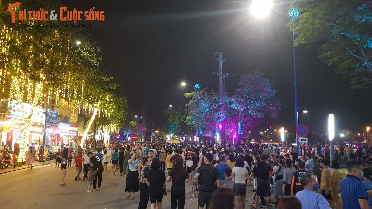 Do lượng khách đến phố đi bộ, chợ đêm đông, vượt quá ranh giới khu vực tổ chức. Thành phố đã phải bố chí cả hai làn đường Bạch Đằng và Bùi Thị Xuân, dùng thêm một phần đường Thống Nhất và Tôn Đức Thắng để đáp ứng nhu cầu của người dân. 