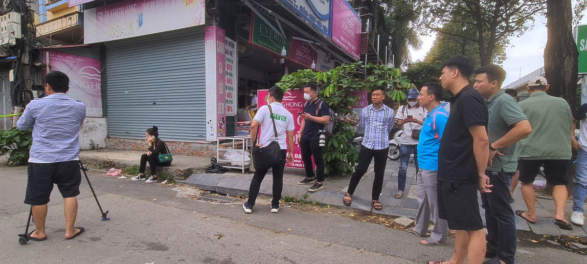 Nhiều người dân theo dõi công tác cứu hỏa.