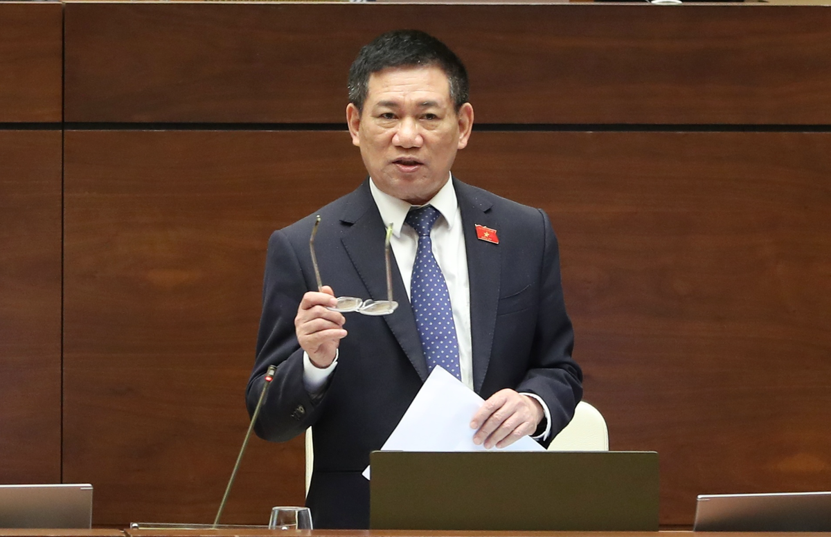  Bốn Bộ trưởng tìm 1 giờ mới được 4 gói mì tôm ở sân bay để ăn: Khi giải trình, tiếp thu các ý kiến đại biểu Quốc hội, Bộ trưởng Bộ Tài chính Hồ Đức Phớc nói về những tình huống "chưa có tiền lệ" trong công tác phòng, chống dịch.“Ngay bản thân anh em chúng tôi tháp tùng Thủ tướng kiểm tra ở TP.HCM, Bình Dương, 4 anh em bộ trưởng chúng tôi về đến sân bay Tân Sơn Nhất thì gần như không có gì ăn. Chúng tôi phải nói với anh em đi tìm mì tôm. Tìm hơn 1 giờ thì 4 anh em bộ trưởng được 4 gói mì tôm. Ăn xong lên máy bay về nhà cũng vừa khuya", ông Phớc nói và cho biết hết sức chia sẻ với tất cả các ngành đã tập trung vào chống dịch để cứu người và phục hồi kinh tế. 