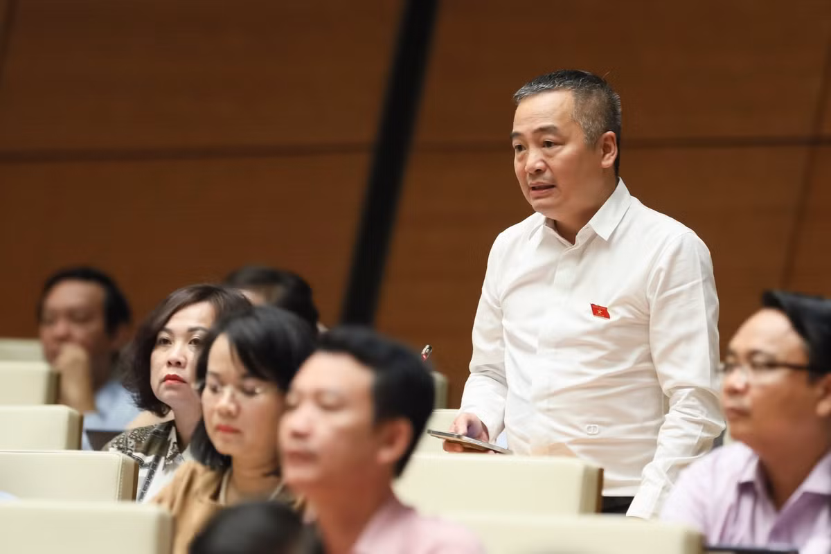  Việt Nam có thể yên tâm công bố hết dịch COVID-19: Đại biểu Nguyễn Lân Hiếu - Đoàn ĐBQH tỉnh Bình Định cho rằng nên xét công bố hết dịch COVID-19. Theo đạo đại biểu, Việt Nam có thể yên tâm công bố khi đã đủ điều kiện về tỉ lệ bệnh nặng, đạt tỉ lệ bao phủ vaccine rộng, tình hình dịch bệnh trên thế giới đã ổn định. Theo đó, dịch bệnh COVID-19 có thể được chuyển từ bệnh bênh truyền nhiễm nhóm A sang bệnh truyền nhiễm nhóm B tức là tương tự như các bệnh lý chuyên khoa khác. Khi đó, việc chi trả cũng cần thực hiện như những bệnh lý chuyên khoa khác. 
