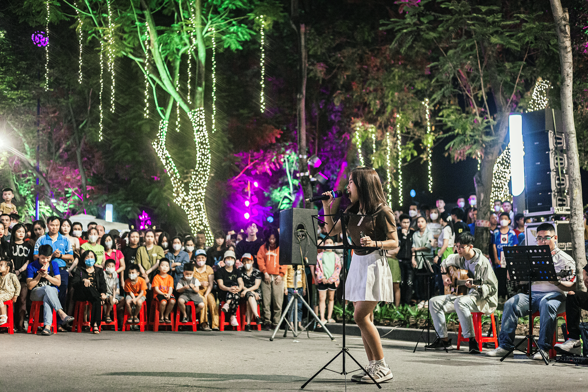 Tại khu vực biểu diễn âm nhạc đường phố, nhảy hiện đại, hiphop, flashmood…thu hút rất đông các bạn trẻ.