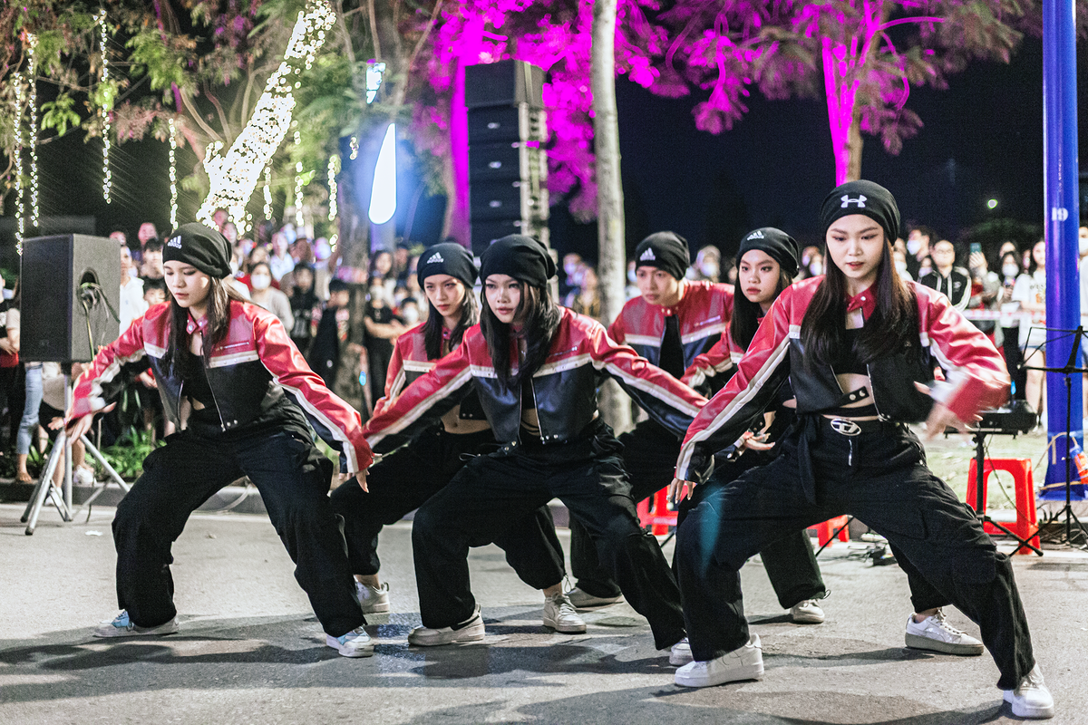 Những tiết mục thu hút đông đảo du khách, người dân.