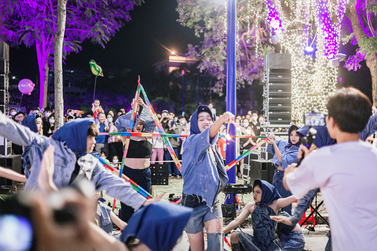 Những ngày diễn ra phố đi bộ, chợ đêm Bạch Đằng, nhiều chương trình văn hoá, nghệ thuật, trải nghiệm được tổ chức đan xen, phù hợp với nhu cầu thụ hưởng của từng lứa tuổi. Ngoài trình diễn ánh sáng nghệ thuật trên sông Sặt, phố đi bộ chợ đêm còn có các hoạt động ca nhạc, dân vũ, khiêu vũ, nhảy hiện đại, múa rồng lân, trải nghiệm nghề truyền thống… 