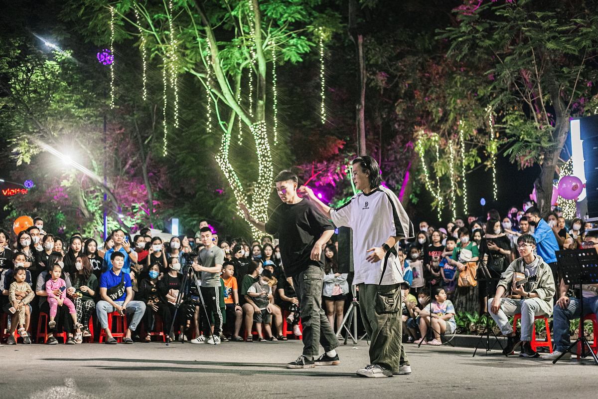 Dòng người hào hứng tận hưởng bầu không khí nhộn nhịp, sôi động và bị thu hút vào những “thỏi nam châm” là những trò chơi dân gian, các hoạt động văn hóa đậm bản sắc dân tộc...