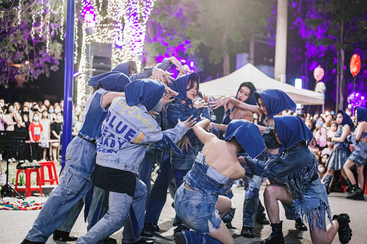 Màn trình diễn sôi động của nhóm AMC &amp; DAN tại Phố đi bộ - chợ đêm Bạch Đằng, thành phố Hải Dương