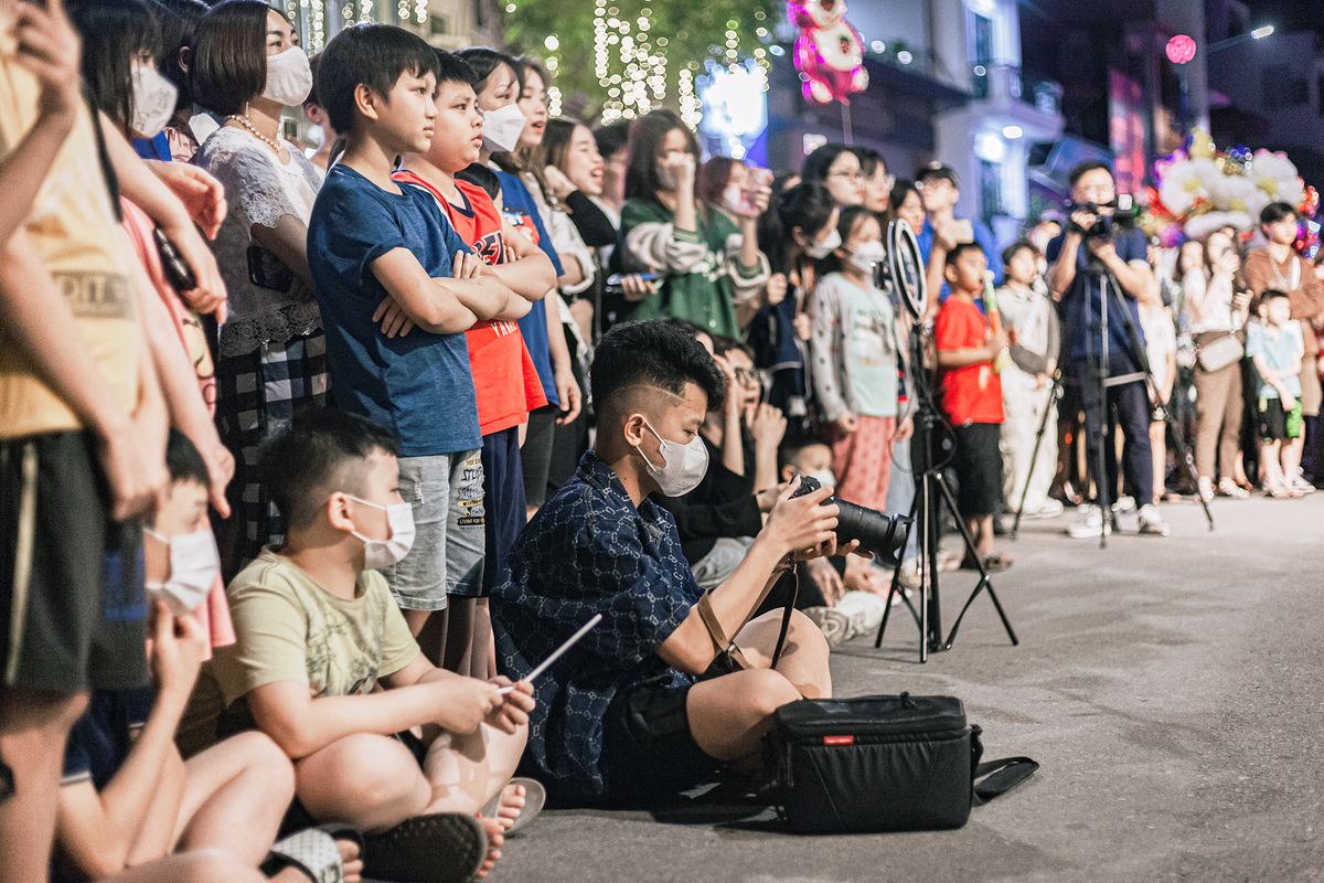 Các chương trình biểu diễn nghệ thuật như khiêu vũ, dân vũ… cũng là “thỏi nam châm” lôi cuốn người dân đến thưởng thức; khu vực ký họa chân dung, thư pháp có nhiều người dân xếp hàng…