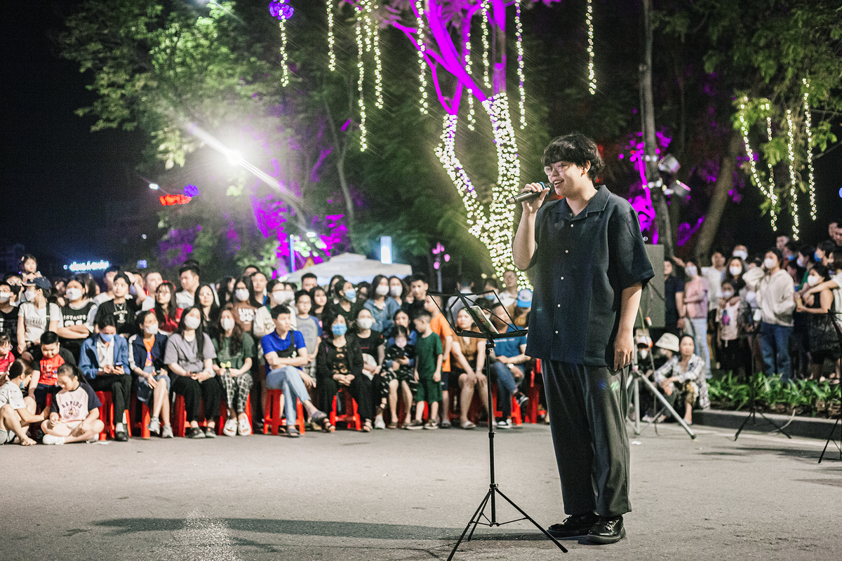 Không khí trên phố đi bộ chợ đêm, Bạch Đằng luôn tấp nập, đông đúc. 