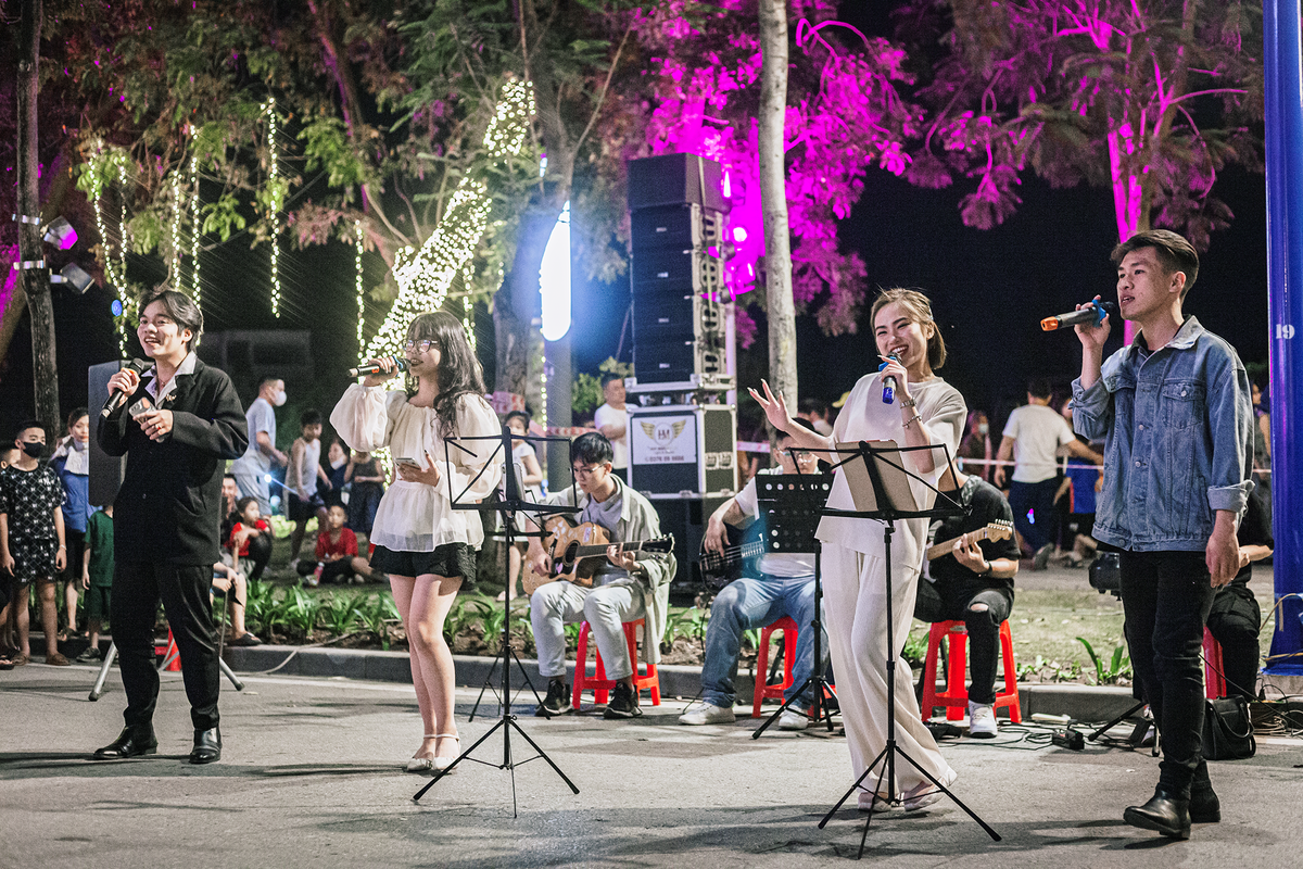 Những màn ca nhạc đường phố hút khách.