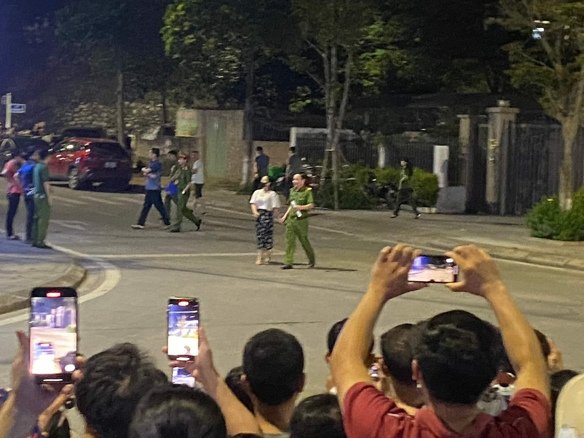 Nhiều người dân sinh sống trên địa bàn thành phố Lào Cai đã đến theo dõi việc khám xét.