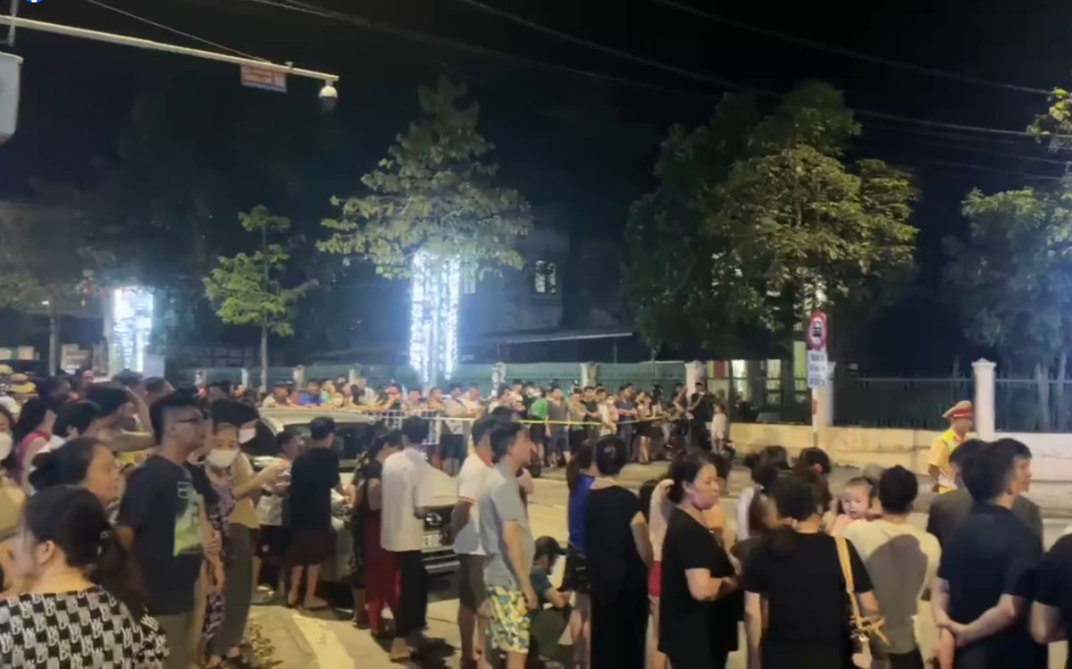 Hình ảnh người dân dõi theo vụ việc.