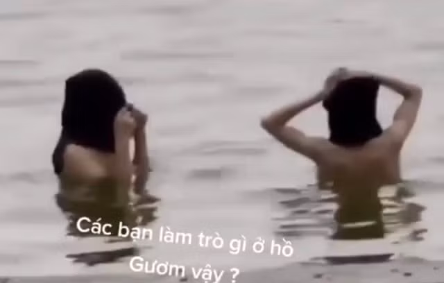 Clip 2 nguoi tam o Ho Guom: Neu cat ghep se phat nang?