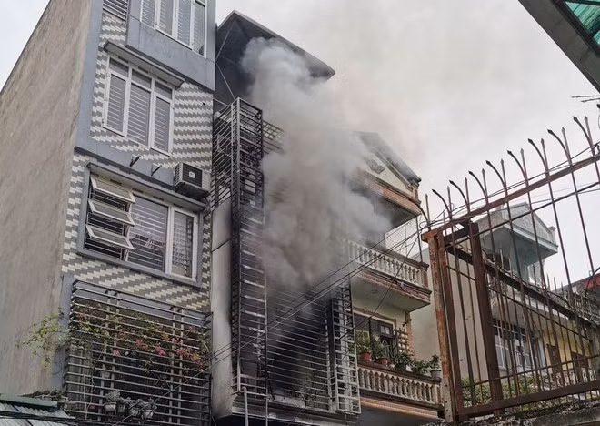 Vào lúc 7h44 ngày 13/5/2023, Trung tâm thông tin chỉ huy CATP Hà Nội nhận được tin báo cháy nhà dân tại số 24 phố Thành Công, tổ dân phố số 8, phường Quang Trung, quận Hà Đông, Thành phố Hà Nội. Trung tâm thông tin chỉ huy CATP đã điều động 4 xe chữa cháy (Đội Cảnh sát PCCC&amp;CNCH - Công an quận Hà Đông: 2 xe chữa cháy; Đội CC&amp;CNCH khu vực số 4 - phòng PC07: 02 xe chữa cháy), cùng cán bộ, chiến sĩ khẩn trương đến hiện trường tổ chức chữa cháy và cứu nạn, cứu hộ. 