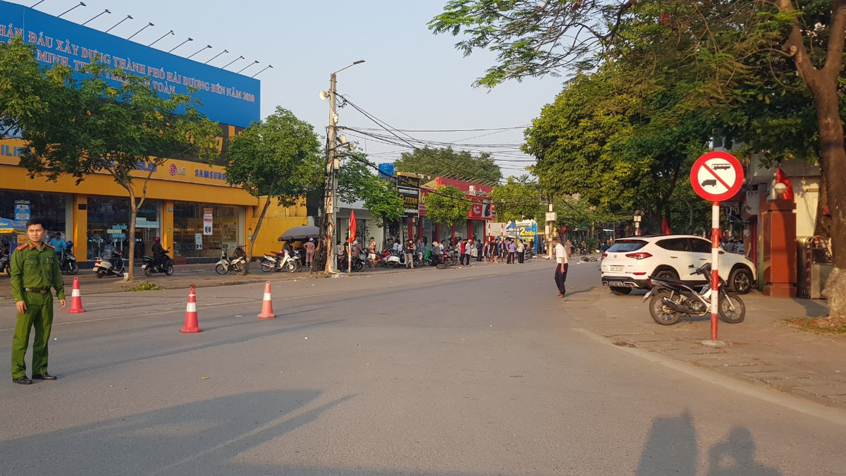 Xe ô tô 34A-628.41 tiếp tục va chạm xe mô tô BKS 34B2-562.60 do anh Đỗ Hải Nam (SN 1972, khu 16, phường Ngọc Châu, TP Hải Dương điều khiển chạy hướng Ngã Sáu đi Ngã tư Máy Sứ. 