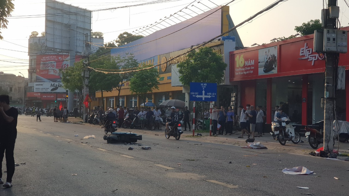 Nhiều người dân theo dõi vụ tai nạn.