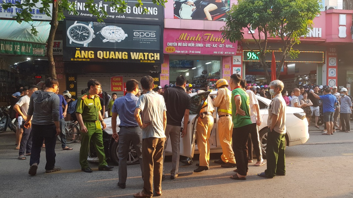 Lực lượng công an có mặt tại hiện trường điều tra nguyên nhân vụ tai nạn.