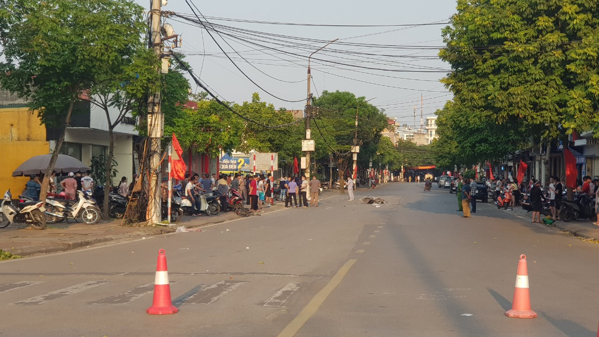 Tiếp đó, chiếc xe ô tô này tiếp tục va chạm với 2 xe mô tô BKS 34K1-039.37 do chị Lê Thị Chính (SN 1980, trú tại phường Thanh Bình, TP Hải Dương) điều khiển và xe máy điện BKS 34MĐ-516.60 do chị Đinh Khánh Ngọc (SN 2005, trú tại phường Thanh Bình. TP Hải Dương) cùng đi hướng Ngã Sáu đi ngã tư Máy Sứ. 