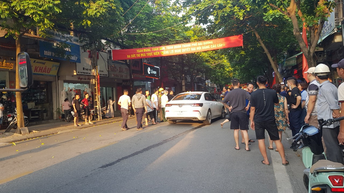 Sau khi xảy ra vụ va chạm liên hoàn, chiếc xe ô tô BKS 34A-628.41 dừng lại cách hiện trường vài trăm mét và hư hỏng phần đầu, bánh trước xịt lốp. 