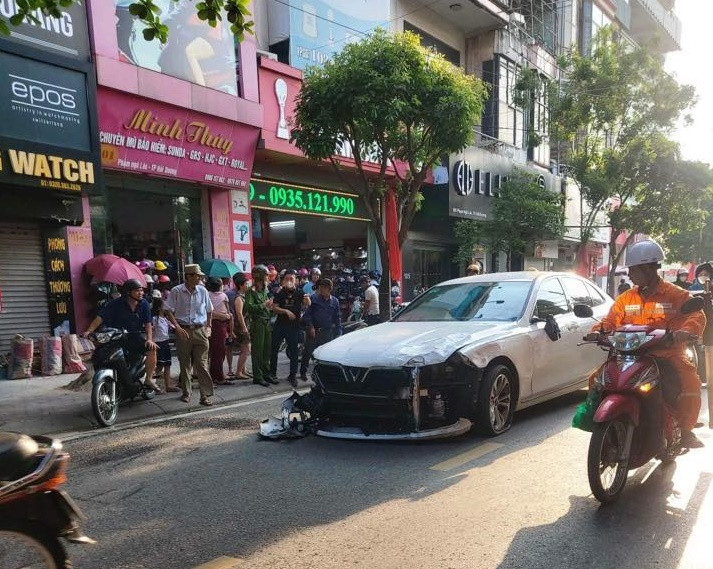 Hậu quả ban đầu khiến cháu Quân bị gãy chân, cháu Ngọc bị gãy chân, 5 phương tiện liên quan vụ tai nạn hư hỏng. 