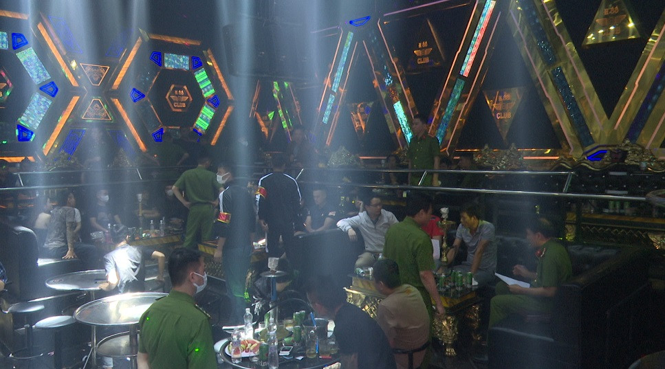 Khoi to ba trum vu 25 nguoi su dung trai phep ma tuy bar H88-Hinh-2