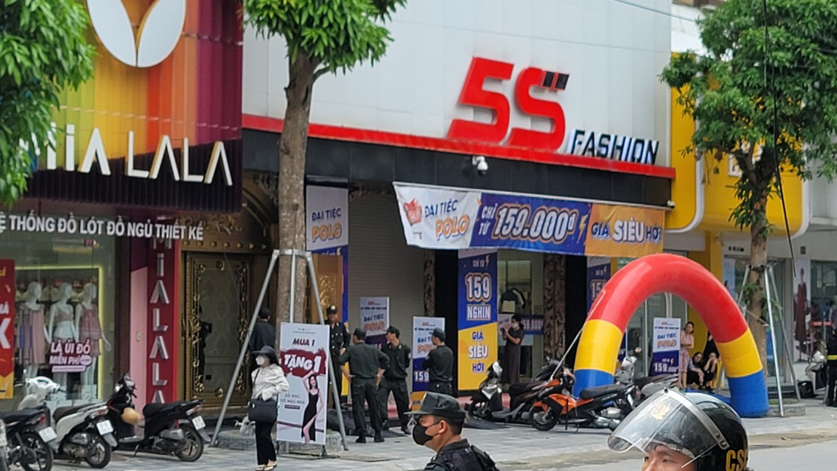 Tuấn "thần đèn" còn được biết đến khi sở hữu hàng chục căn nhà, tập trung thành cả dãy trên phố Lê Hoàn, sở hữu dàn xe sang: Lexus, BMW, Mercedes, Porsche.