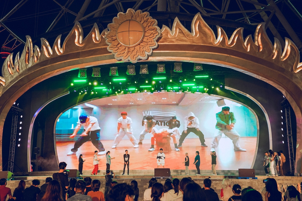 Công viên Châu Á- Asia Park cũng là một trong những điểm đến thu hút đông du khách trong và ngoài nước trong những ngày đầu tiên của kỳ nghỉ lễ nhờ rất nhiều sự kiện, hoạt động hấp dẫn phục vụ du khách, tiêu biểu là chuỗi sự kiện nghệ thuật Wow Summer diễn ra từ 29/4 - 2/5.