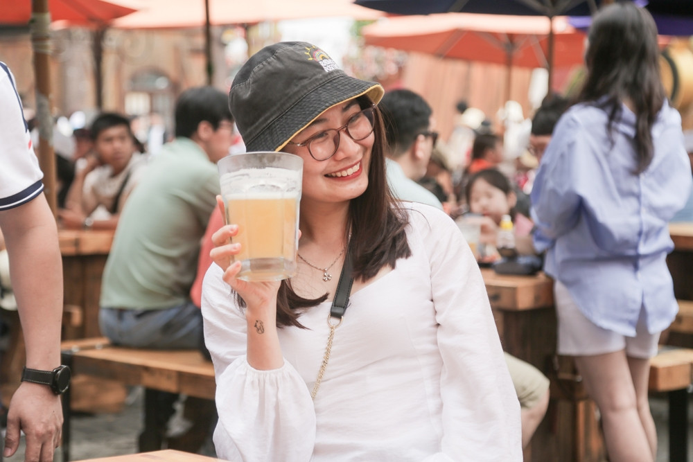 Bắt đầu từ 30/4, miền tiên cảnh càng thêm tưng bừng khi Lễ hội ẩm thực và bia B’estival “tái xuất” với nhiều hoạt động trải nghiệm âm nhạc, ẩm thực hấp dẫn, mới mẻ. Du khách hào hứng, phấn khích với các cuộc thi thử thách uống bia nhanh nhất hay ăn được nhiều một cách siêu tốc để trở thành “Vua bia”, “Vua thực thần” … 