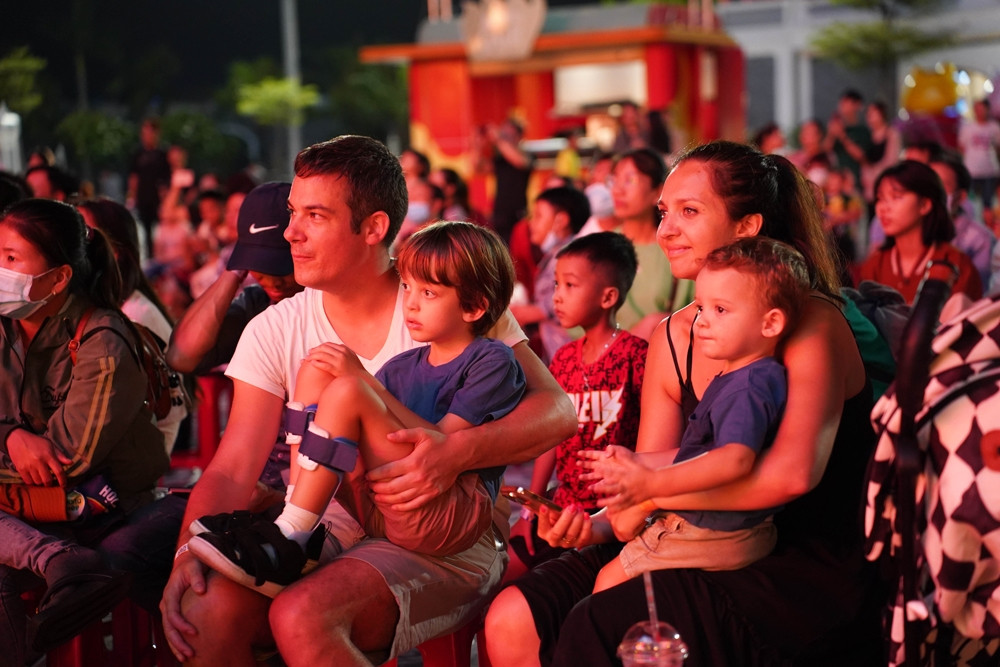 Đêm 29/4, sân khấu quảng trường Sun Wheel của Asia Park đông kín khách tham dự và theo dõi cuộc thi Random Dance Kpop. Fan hâm mộ dòng nhạc đại chúng của xứ sở Kim Chi vô cùng phấn khích với các tiết mục được biểu diễn trong chương trình.