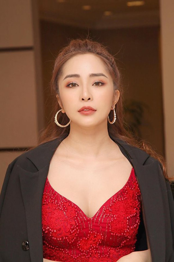 Quỳnh Nga được xem là ca sĩ có cả giọng hát lẫn ngoại hình.